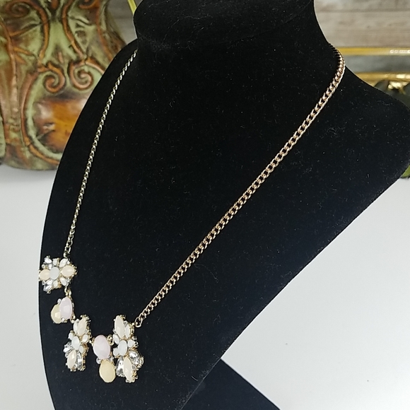 Fashion jewelry, creme pearl stones with chain - Picture 4 of 4